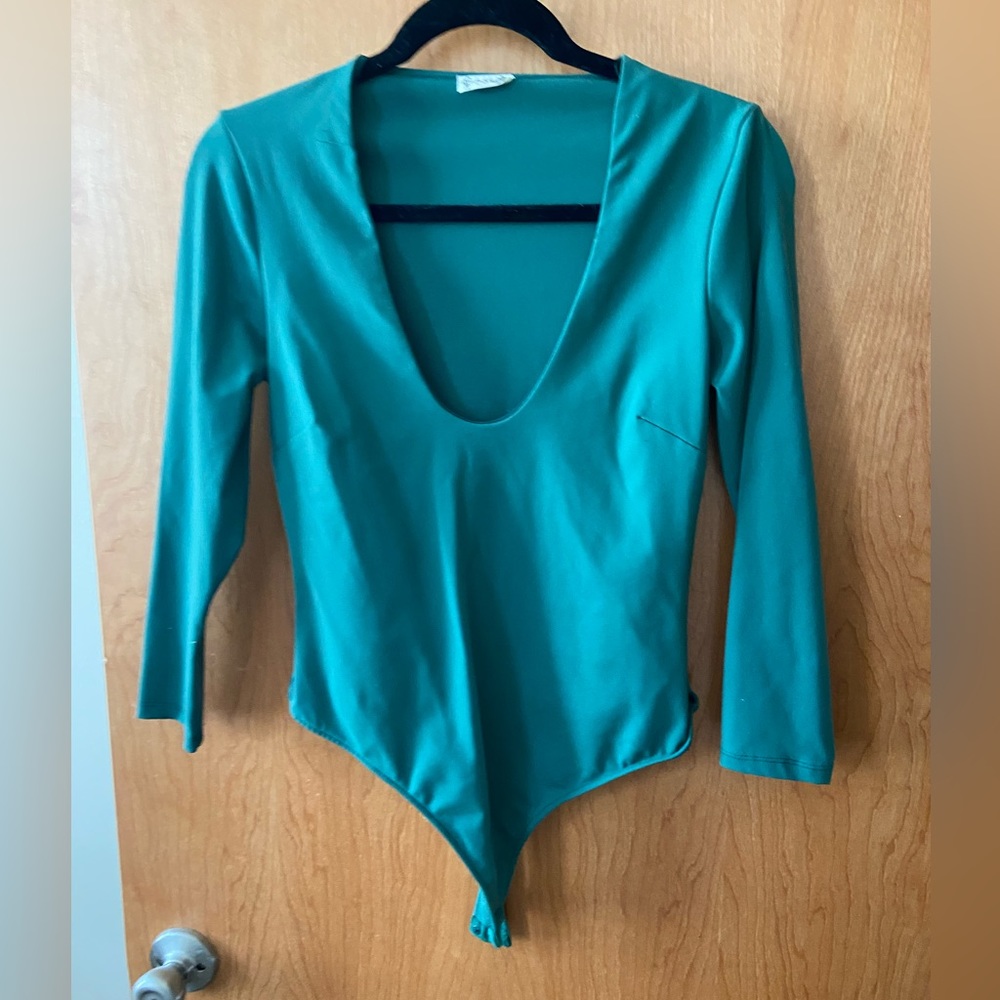 3/4 length sleeve deep cut emerald bodysuit